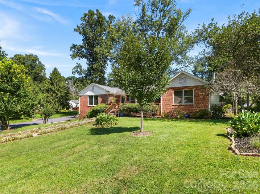 101 Castlerock Drive, Asheville, NC 28806.  MLS# CAR4418142, YatesRealty ID 49239. 