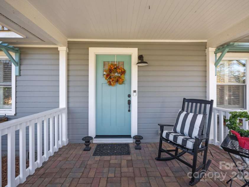 106 Turner Avenue, Charlotte, NC 28216.  MLS# CAR4243777, YatesRealty ID 4924. Front Porch