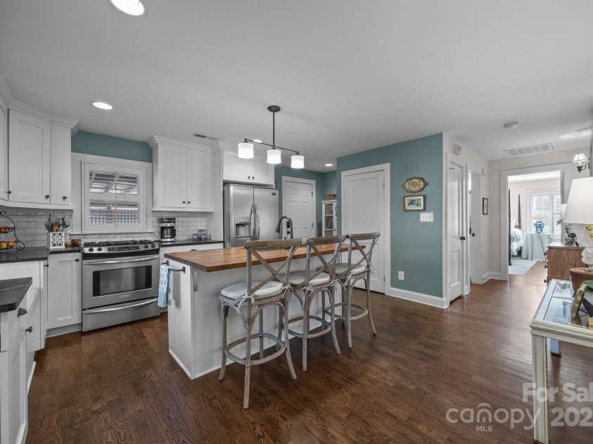 106 Turner Avenue, Charlotte, NC 28216.  MLS# CAR4243777, YatesRealty ID 4924. Kitchen 2
