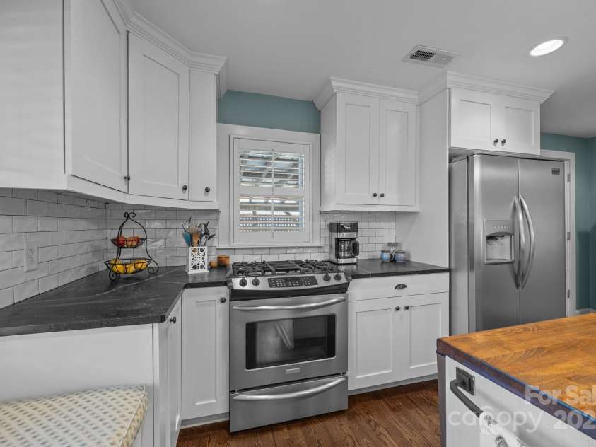 106 Turner Avenue, Charlotte, NC 28216.  MLS# CAR4243777, YatesRealty ID 4924. Kitchen 4