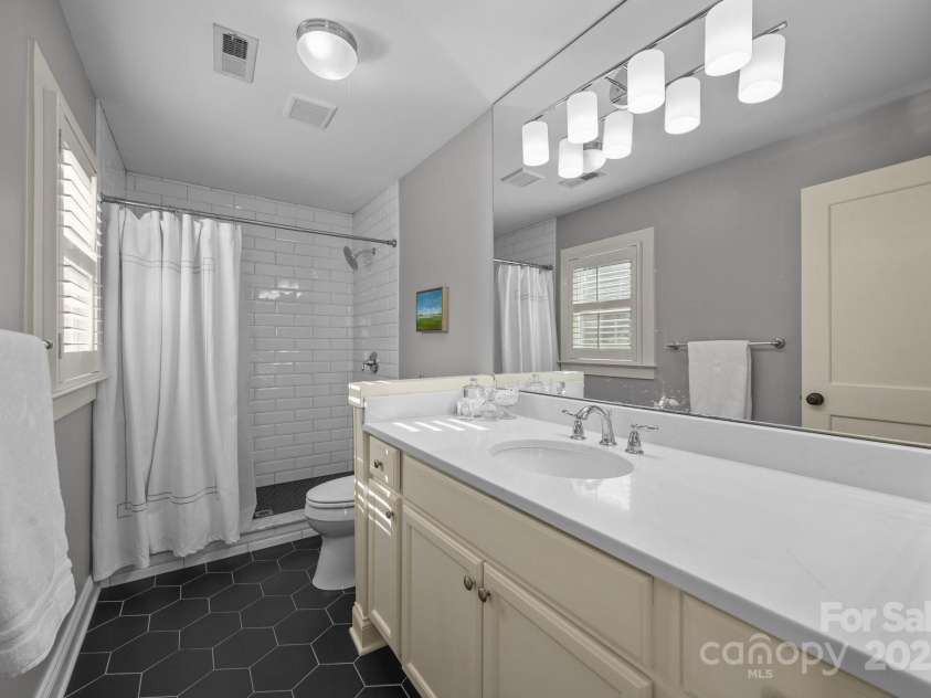 106 Turner Avenue, Charlotte, NC 28216.  MLS# CAR4243777, YatesRealty ID 4924. Owner Bath