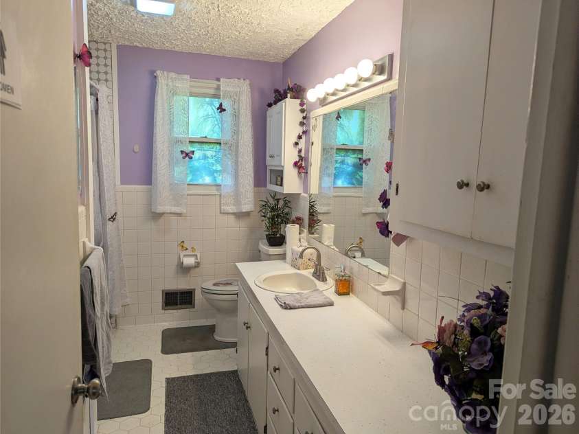 1311 Metcalf Road, Shelby, NC 28150.  MLS# CAR4422153, YatesRealty ID 49245. Main Bath