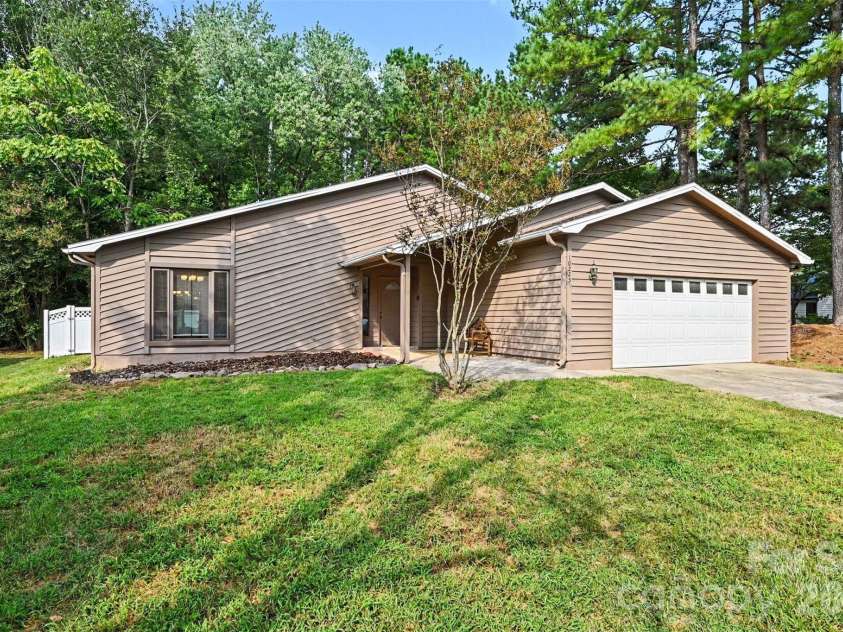 10225 Atchinson Drive, Mint Hill, NC 28227.  MLS# CAR4420202, YatesRealty ID 49246. 
