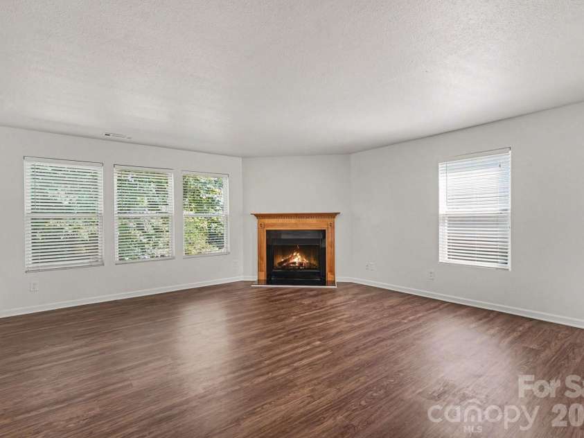 8401 Rockmoor Ridge Road, Charlotte, NC 28215.  MLS# CAR4421109, YatesRealty ID 49247. 
