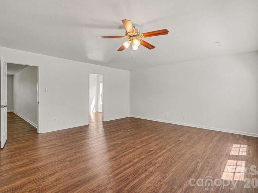 8401 Rockmoor Ridge Road, Charlotte, NC 28215.  MLS# CAR4421109, YatesRealty ID 49247. 