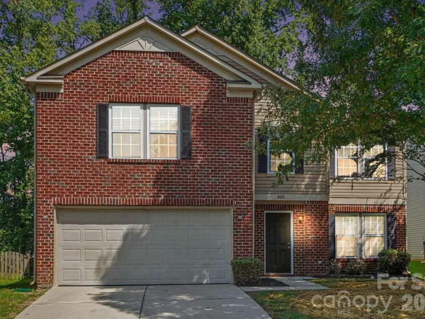 8401 Rockmoor Ridge Road, Charlotte, NC 28215.  MLS# CAR4421109, YatesRealty ID 49247. 