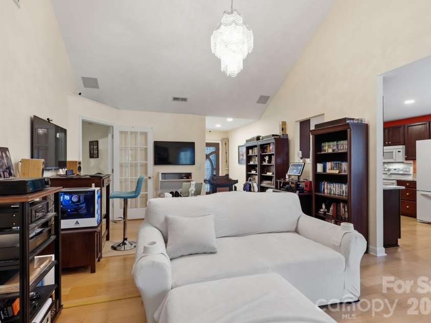 7917 Pebbleridge Drive, Charlotte, NC 28212.  MLS# CAR4421717, YatesRealty ID 49248. 