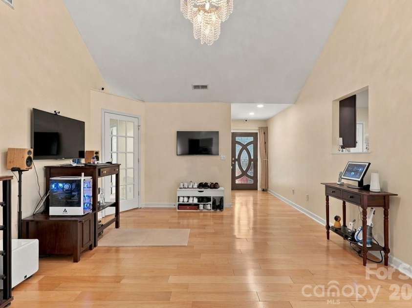 7917 Pebbleridge Drive, Charlotte, NC 28212.  MLS# CAR4421717, YatesRealty ID 49248. 