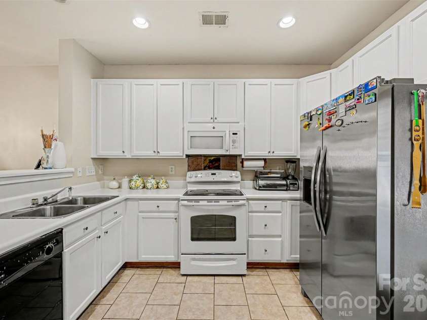 539 Delta Drive, Fort Mill, SC 29715.  MLS# CAR4421805, YatesRealty ID 49250. Kitchen
