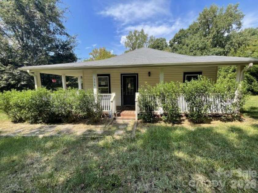 308 Oakland Avenue, Belmont, NC 28012.  MLS# CAR4422205, YatesRealty ID 49253. 