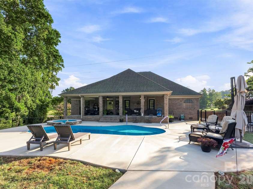 1277 White Pond Drive, Gastonia, NC 28056.  MLS# CAR4421305, YatesRealty ID 49254. 