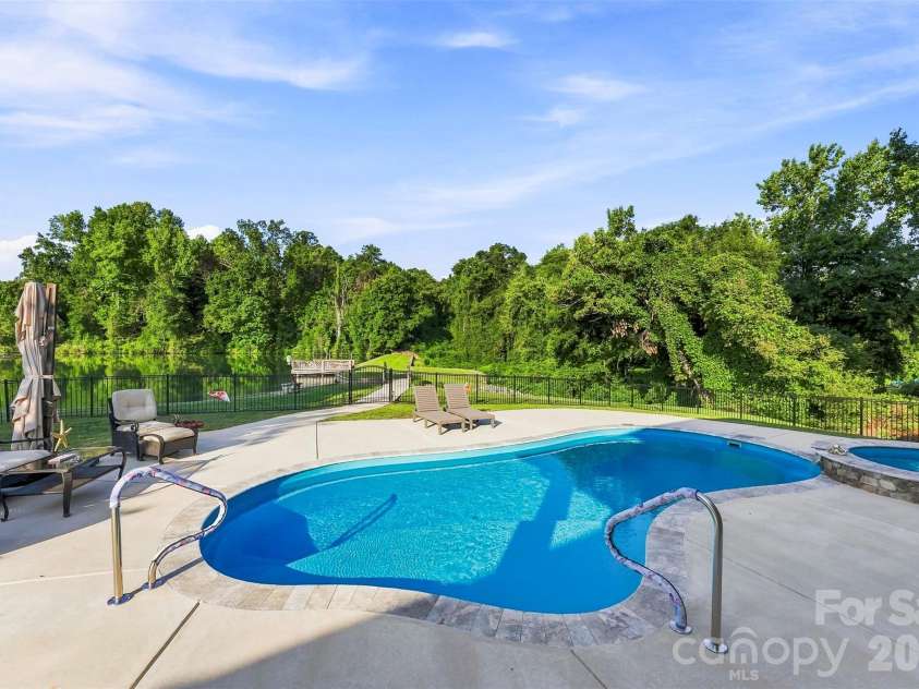 1277 White Pond Drive, Gastonia, NC 28056.  MLS# CAR4421305, YatesRealty ID 49254. 
