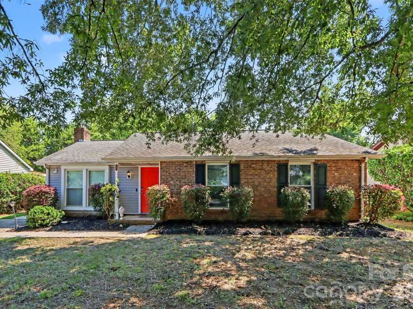 3001 Old House Circle, Matthews, NC 28105.  MLS# CAR4415033, YatesRealty ID 49255. 