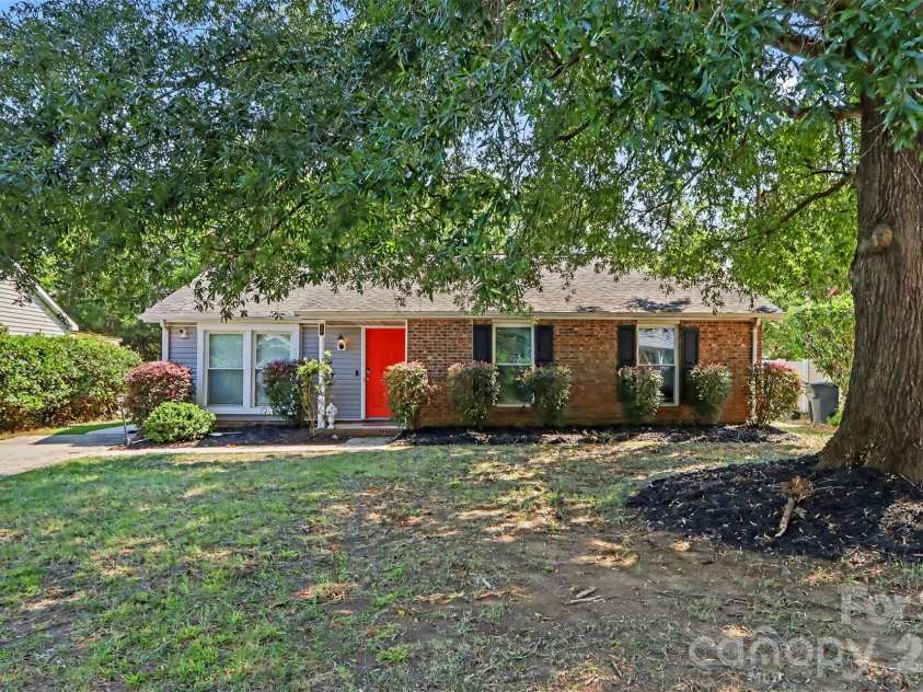 3001 Old House Circle, Matthews, NC 28105.  MLS# CAR4415033, YatesRealty ID 49255. 