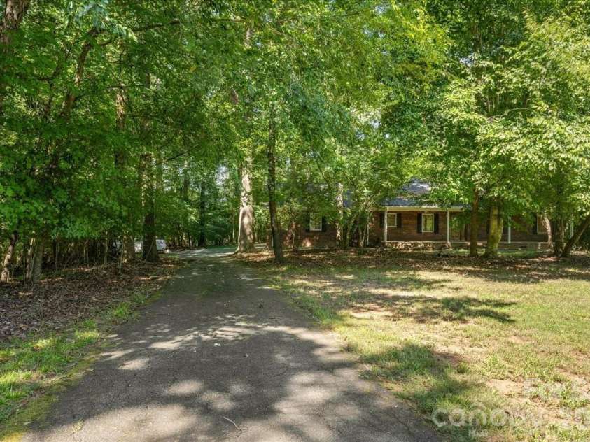 6712 Mexico Road, Concord, NC 28025.  MLS# CAR4400821, YatesRealty ID 49257. Front Driveway of Home.