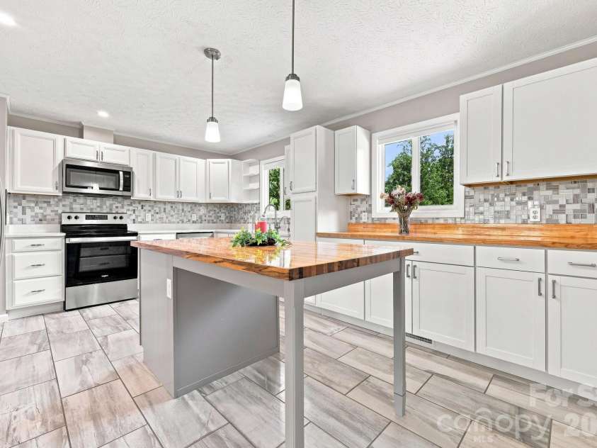 364 Pace Road, Hendersonville, NC 28792.  MLS# CAR4421854, YatesRealty ID 49258. 