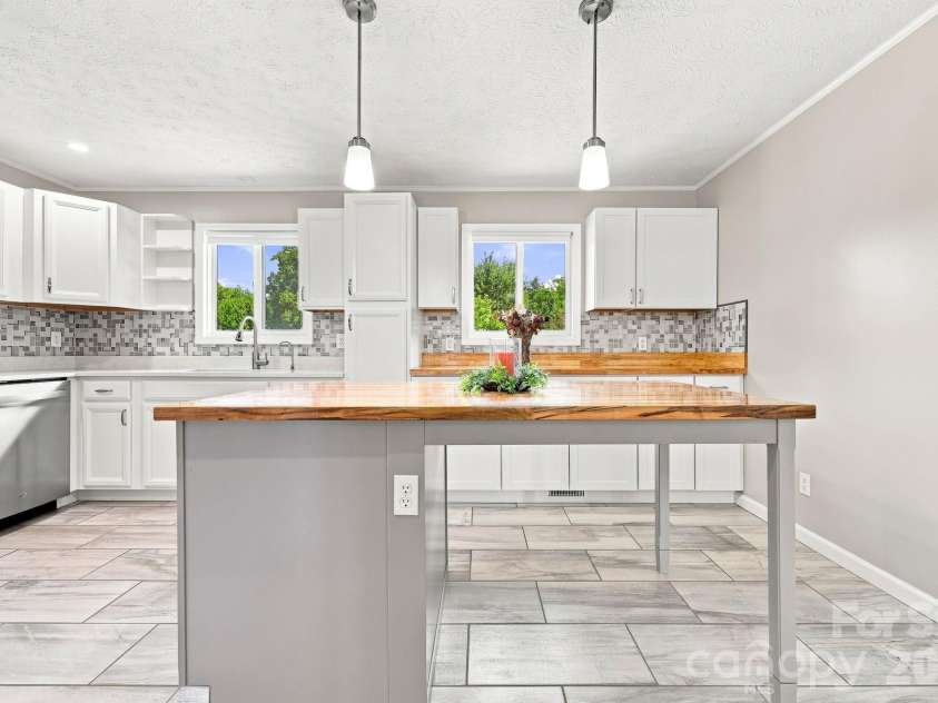 364 Pace Road, Hendersonville, NC 28792.  MLS# CAR4421854, YatesRealty ID 49258. 