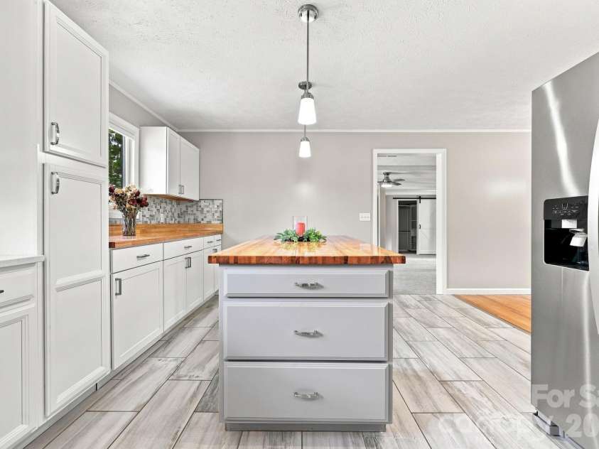364 Pace Road, Hendersonville, NC 28792.  MLS# CAR4421854, YatesRealty ID 49258. 