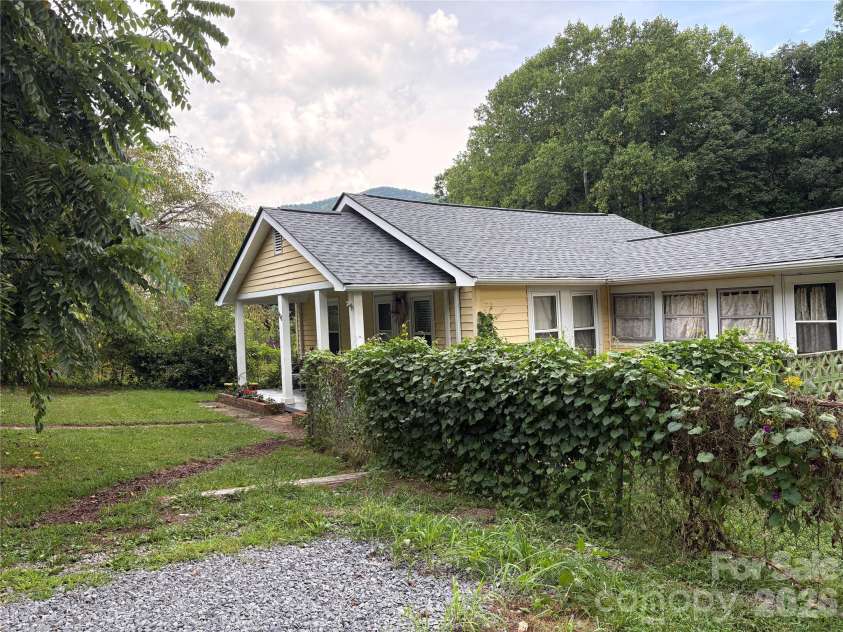 408 McCoy Cove Road, Black Mountain, NC 28711.  MLS# CAR4422151, YatesRealty ID 49259. 