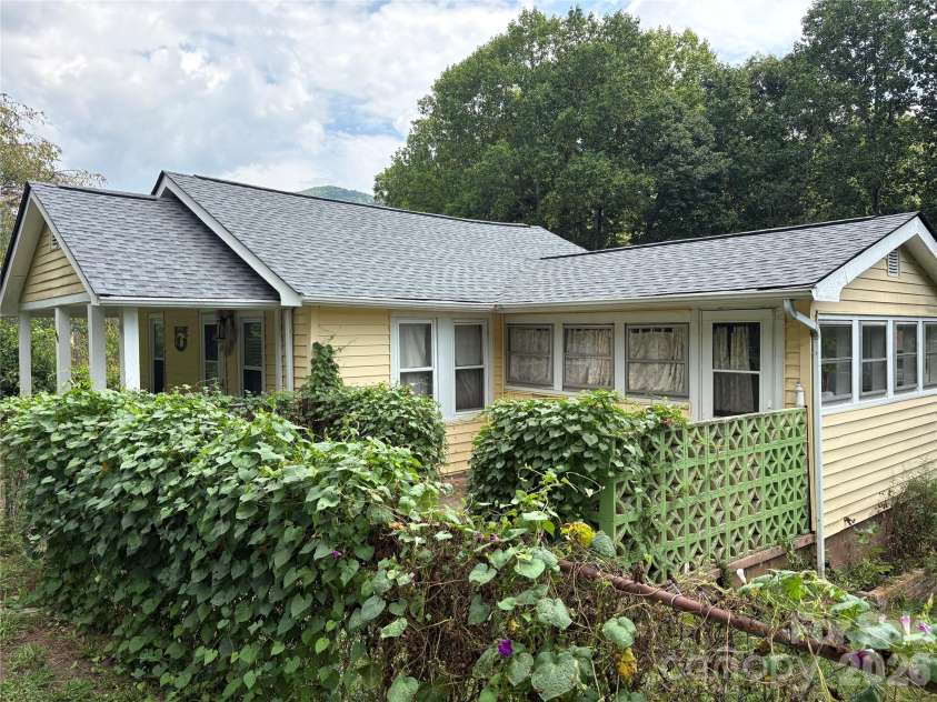 408 McCoy Cove Road, Black Mountain, NC 28711.  MLS# CAR4422151, YatesRealty ID 49259. 