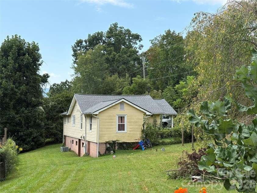 408 McCoy Cove Road, Black Mountain, NC 28711.  MLS# CAR4422151, YatesRealty ID 49259. 