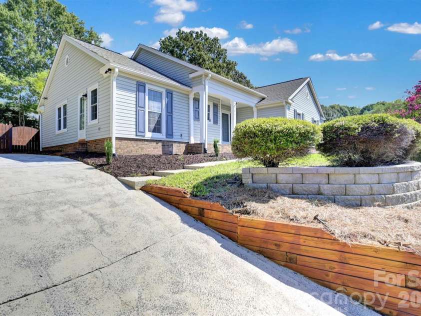 201 Sandymead Road, Matthews, NC 28105.  MLS# CAR4422049, YatesRealty ID 49263. 