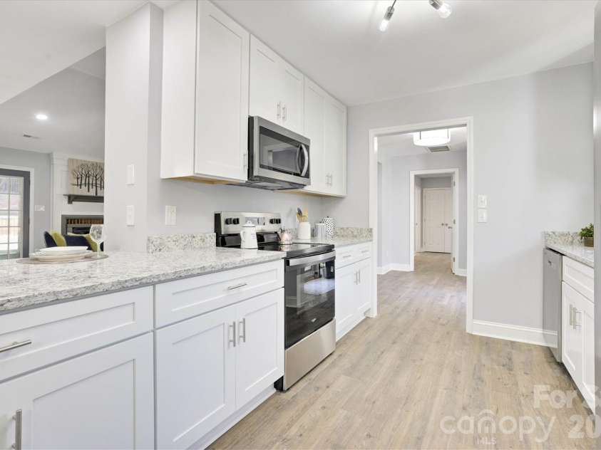 201 Sandymead Road, Matthews, NC 28105.  MLS# CAR4422049, YatesRealty ID 49263. 