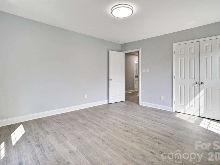 201 Sandymead Road, Matthews, NC 28105.  MLS# CAR4422049, YatesRealty ID 49263. 