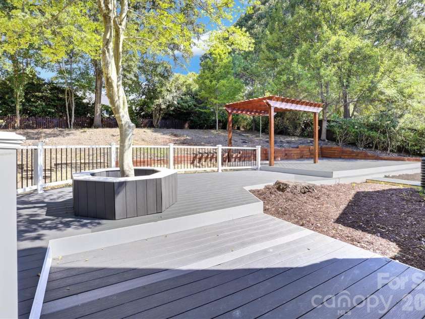 201 Sandymead Road, Matthews, NC 28105.  MLS# CAR4422049, YatesRealty ID 49263. 