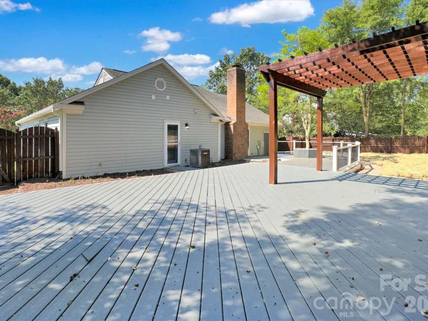 201 Sandymead Road, Matthews, NC 28105.  MLS# CAR4422049, YatesRealty ID 49263. 