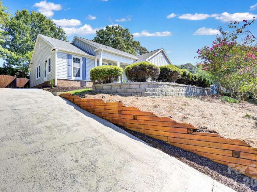 201 Sandymead Road, Matthews, NC 28105.  MLS# CAR4422049, YatesRealty ID 49263. 