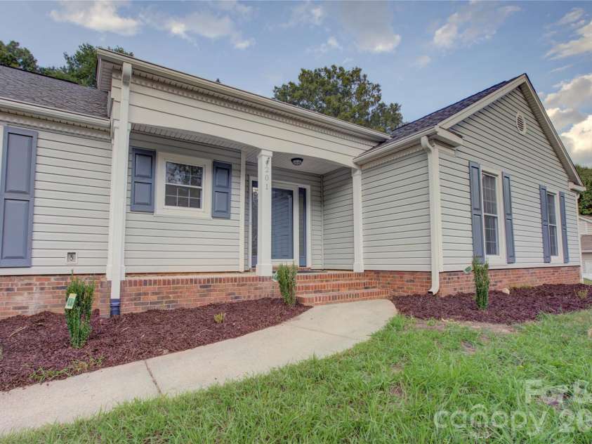 201 Sandymead Road, Matthews, NC 28105.  MLS# CAR4422049, YatesRealty ID 49263. 