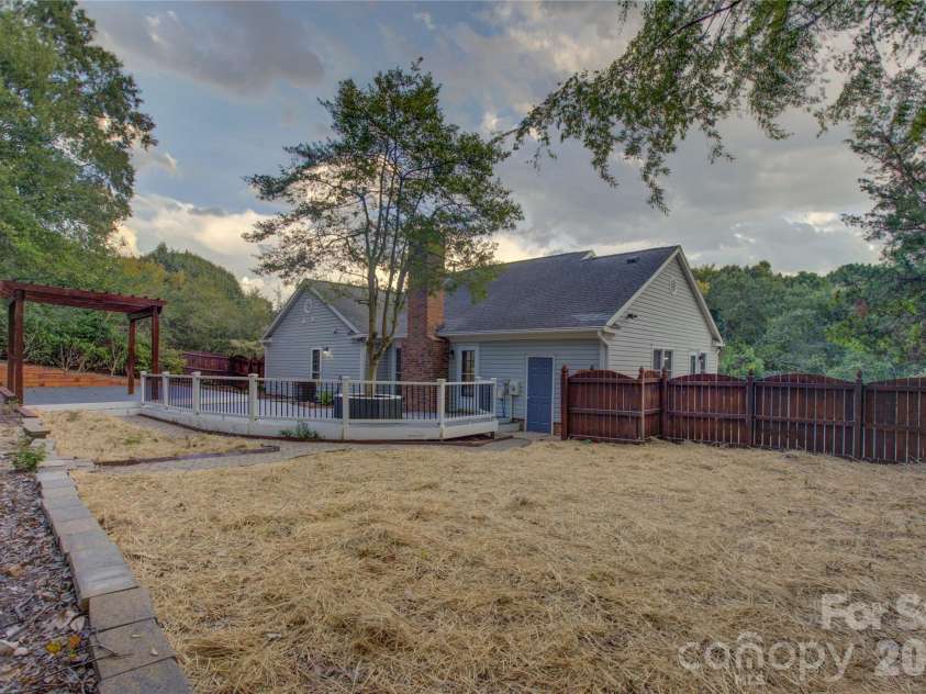 201 Sandymead Road, Matthews, NC 28105.  MLS# CAR4422049, YatesRealty ID 49263. 