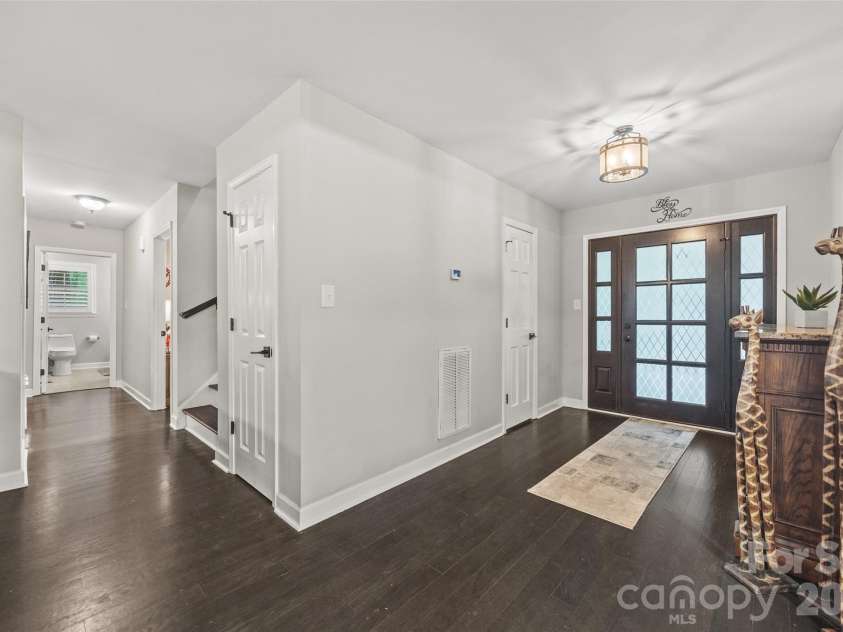 13 Bald Eagle Road, Lake Wylie, SC 29710.  MLS# CAR4387619, YatesRealty ID 49266. Entry Foyer