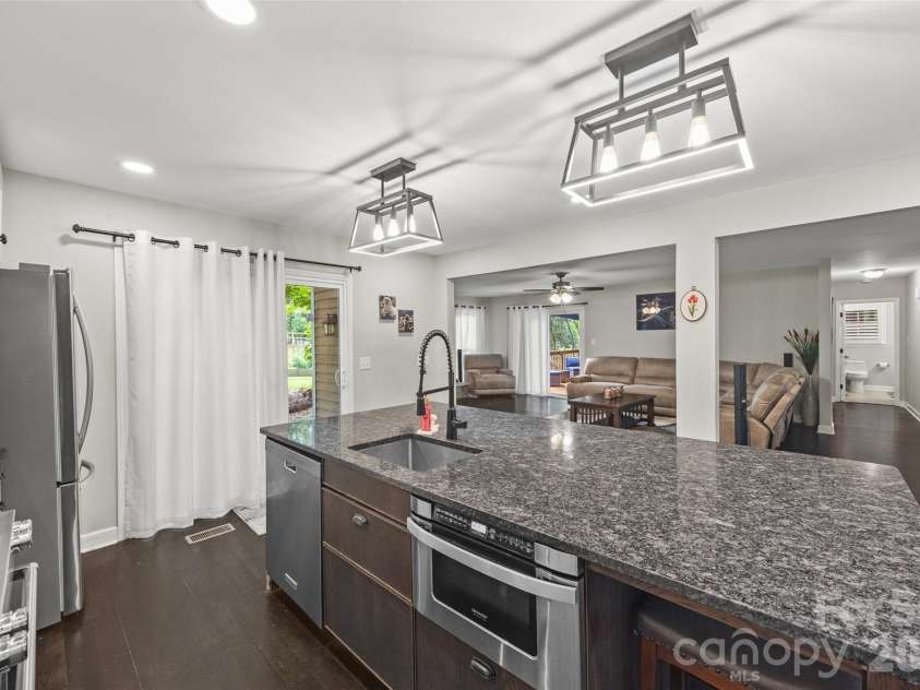 13 Bald Eagle Road, Lake Wylie, SC 29710.  MLS# CAR4387619, YatesRealty ID 49266. Gourmet Kitchen