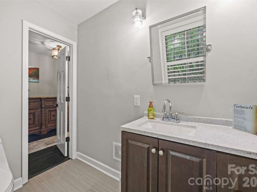 13 Bald Eagle Road, Lake Wylie, SC 29710.  MLS# CAR4387619, YatesRealty ID 49266. Half Bathroom