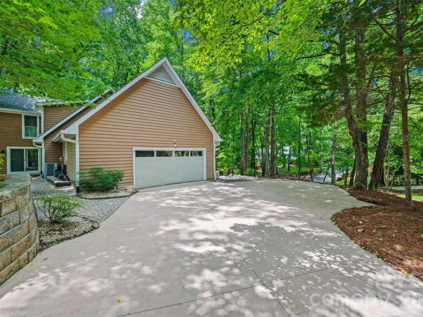 13 Bald Eagle Road, Lake Wylie, SC 29710.  MLS# CAR4387619, YatesRealty ID 49266. Side Entry Garage