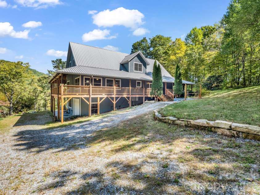 119 Mountain Bluff Trail, Hendersonville, NC 28792.  MLS# CAR4422233, YatesRealty ID 49280. 119 Mountain Bluff Trail - Driveway approach