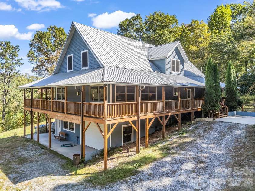 119 Mountain Bluff Trail, Hendersonville, NC 28792.  MLS# CAR4422233, YatesRealty ID 49280. 119 Mountain Bluff Trail - Driveway approach