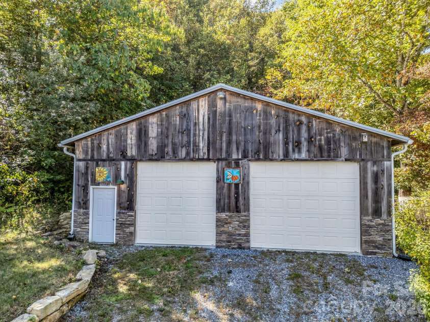 119 Mountain Bluff Trail, Hendersonville, NC 28792.  MLS# CAR4422233, YatesRealty ID 49280. 1400 SF detached garage workshop