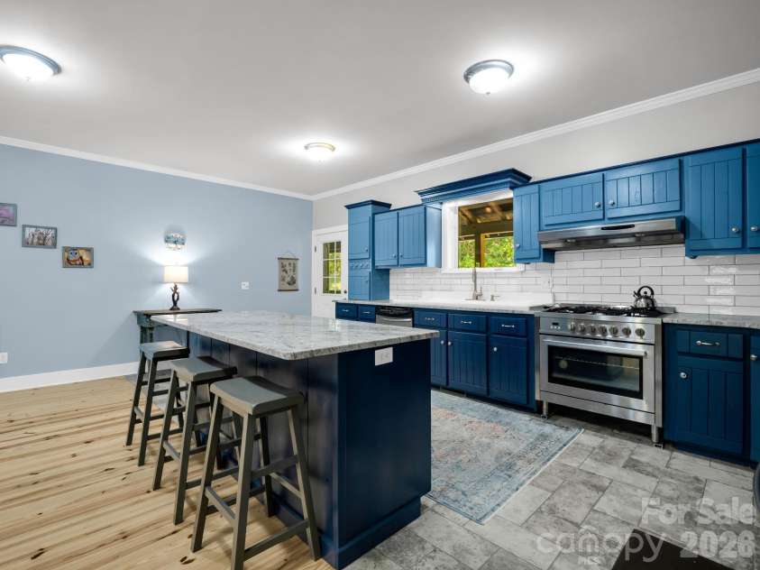 119 Mountain Bluff Trail, Hendersonville, NC 28792.  MLS# CAR4422233, YatesRealty ID 49280. Chef's kitchen, granite countertops, custom cabinets