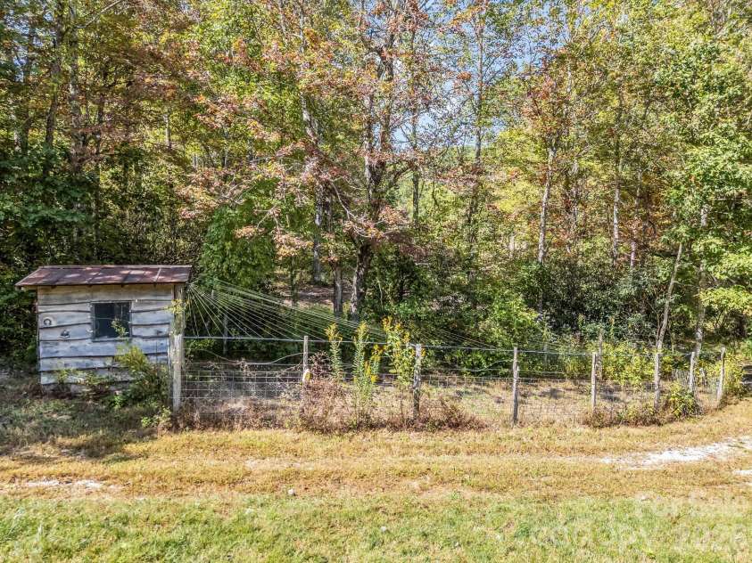 119 Mountain Bluff Trail, Hendersonville, NC 28792.  MLS# CAR4422233, YatesRealty ID 49280. Chicken coop