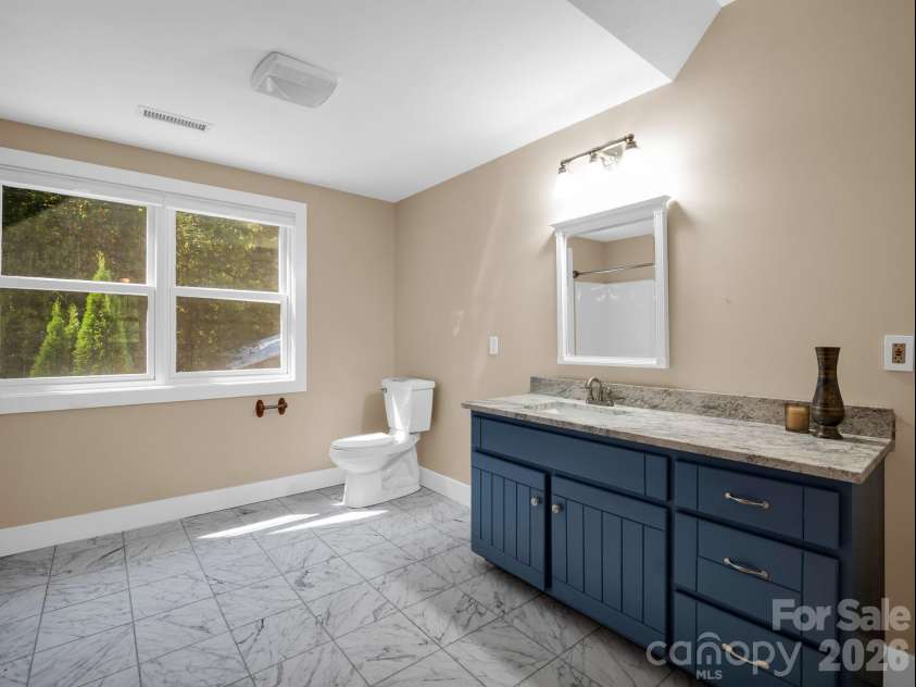 119 Mountain Bluff Trail, Hendersonville, NC 28792.  MLS# CAR4422233, YatesRealty ID 49280. Full guest bath - upper level