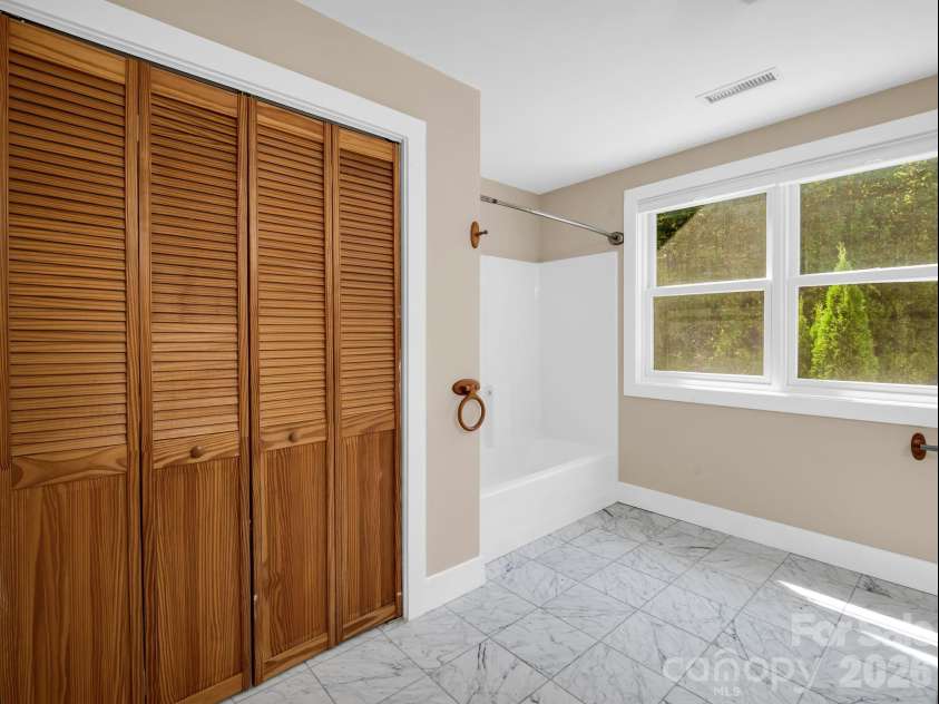 119 Mountain Bluff Trail, Hendersonville, NC 28792.  MLS# CAR4422233, YatesRealty ID 49280. Full guest bath - upper level
