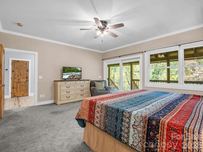 119 Mountain Bluff Trail, Hendersonville, NC 28792.  MLS# CAR4422233, YatesRealty ID 49280. Main level primary suite