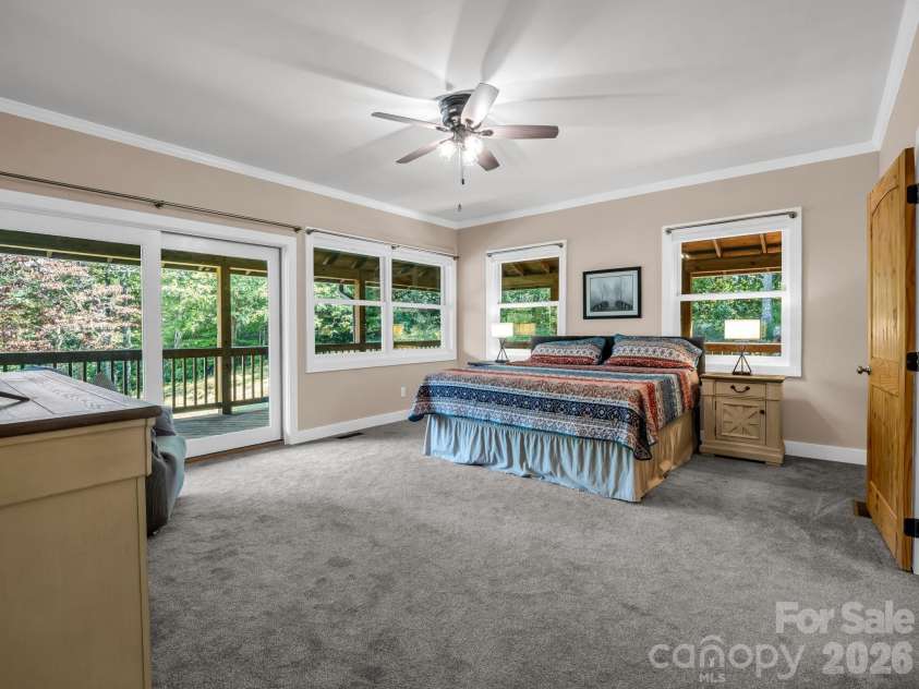 119 Mountain Bluff Trail, Hendersonville, NC 28792.  MLS# CAR4422233, YatesRealty ID 49280. Main level primary suite