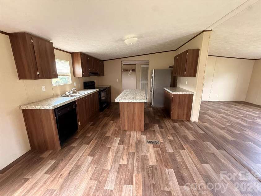 37 Mossy Brook Trail, Hendersonville, NC 28792.  MLS# CAR4418383, YatesRealty ID 49287. Kitchen
