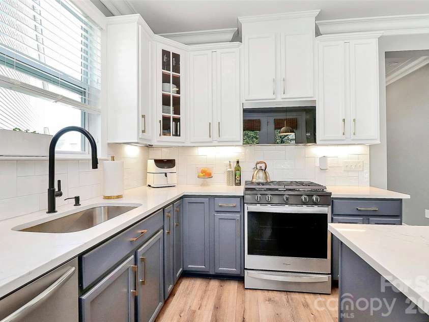 5519 Hubbard Point Drive, Charlotte, NC 28269.  MLS# CAR4419851, YatesRealty ID 49289. 