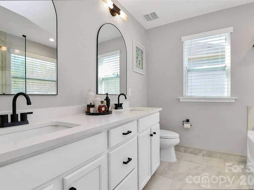 5519 Hubbard Point Drive, Charlotte, NC 28269.  MLS# CAR4419851, YatesRealty ID 49289. Primary Bath