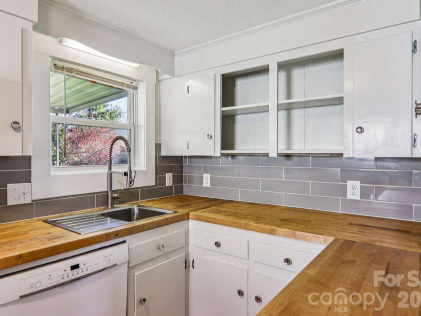 11 Huffman Road, Asheville, NC 28806.  MLS# CAR4355865, YatesRealty ID 4929. 